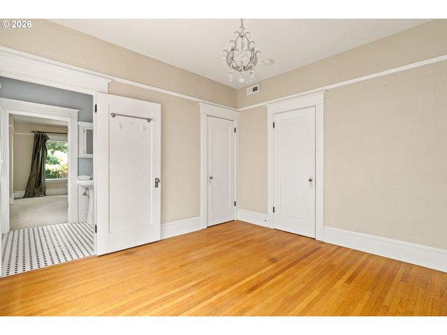 2375 Nw NORTHRUP St B, Portland, OR 97210