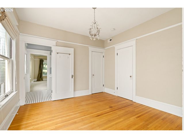 2375 Nw NORTHRUP St B, Portland, OR 97210