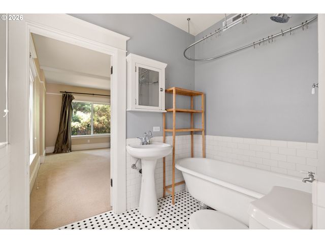 2375 Nw NORTHRUP St B, Portland, OR 97210