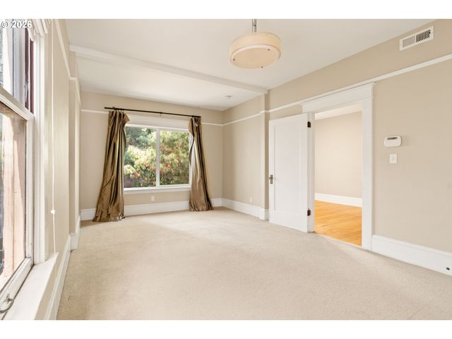 2375 Nw NORTHRUP St B, Portland, OR 97210