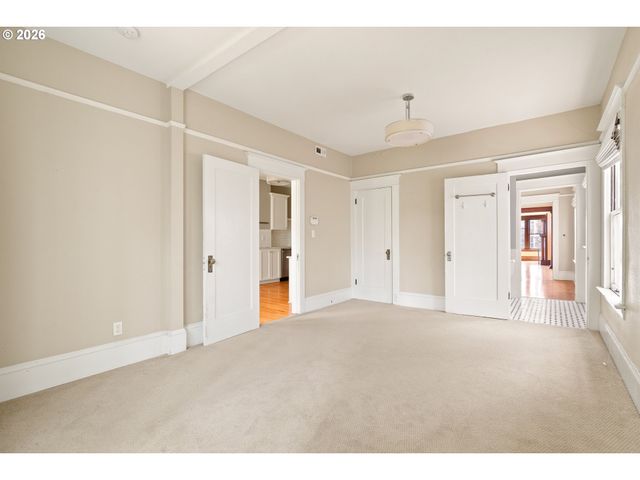 2375 Nw NORTHRUP St B, Portland, OR 97210