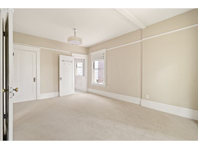 2375 Nw NORTHRUP St B, Portland, OR 97210