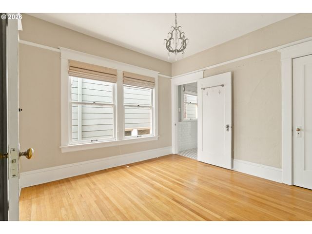 2375 Nw NORTHRUP St B, Portland, OR 97210