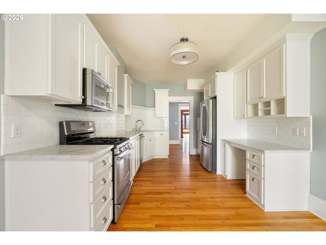 2375 Nw NORTHRUP St B, Portland, OR 97210