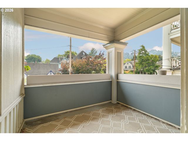 2375 Nw NORTHRUP St B, Portland, OR 97210