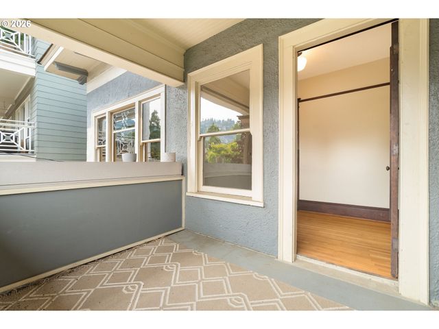 2375 Nw NORTHRUP St B, Portland, OR 97210