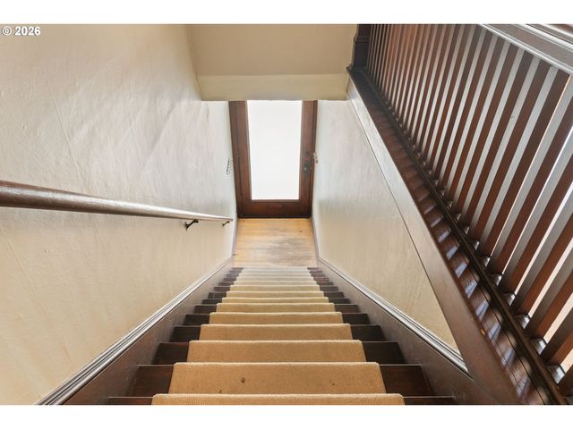 2375 Nw NORTHRUP St B, Portland, OR 97210