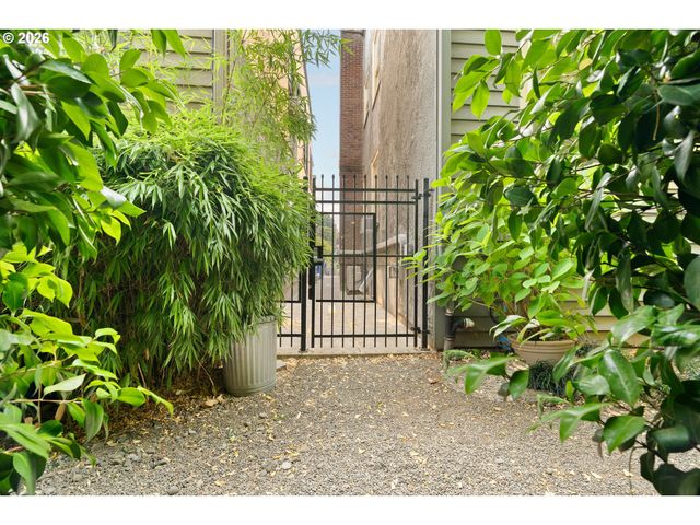 2375 Nw NORTHRUP St B, Portland, OR 97210
