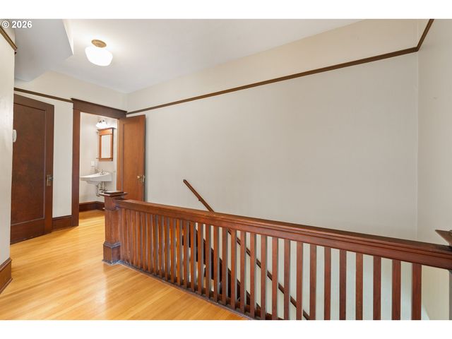 2375 Nw NORTHRUP St B, Portland, OR 97210