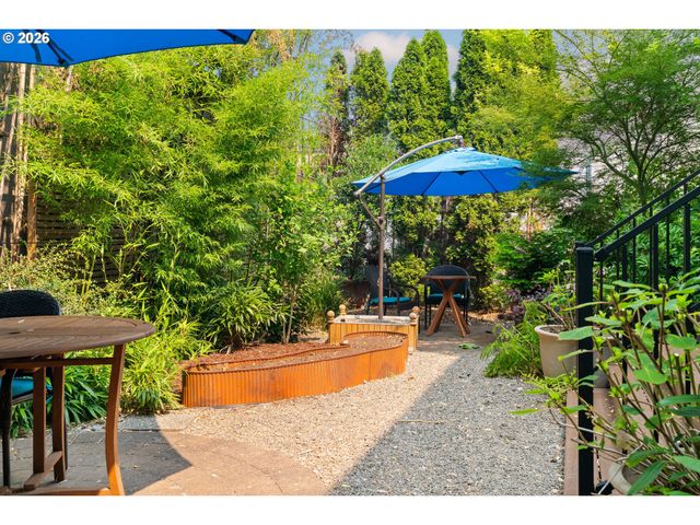 2375 Nw NORTHRUP St B, Portland, OR 97210
