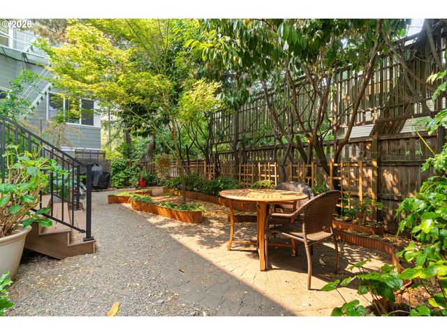 2375 Nw NORTHRUP St B, Portland, OR 97210