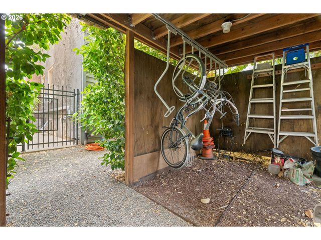 2375 Nw NORTHRUP St B, Portland, OR 97210