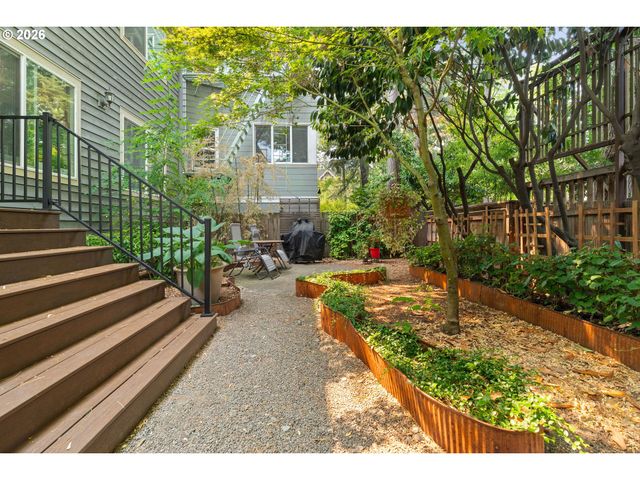 2375 Nw NORTHRUP St B, Portland, OR 97210