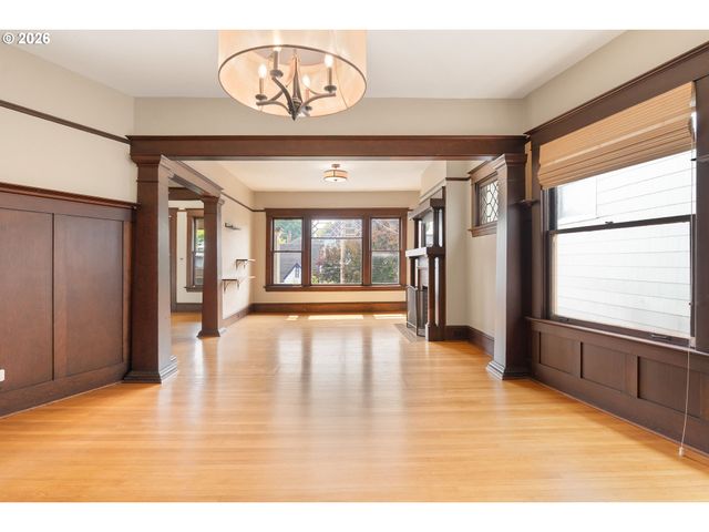 2375 Nw NORTHRUP St B, Portland, OR 97210