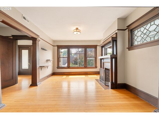 2375 Nw NORTHRUP St B, Portland, OR 97210