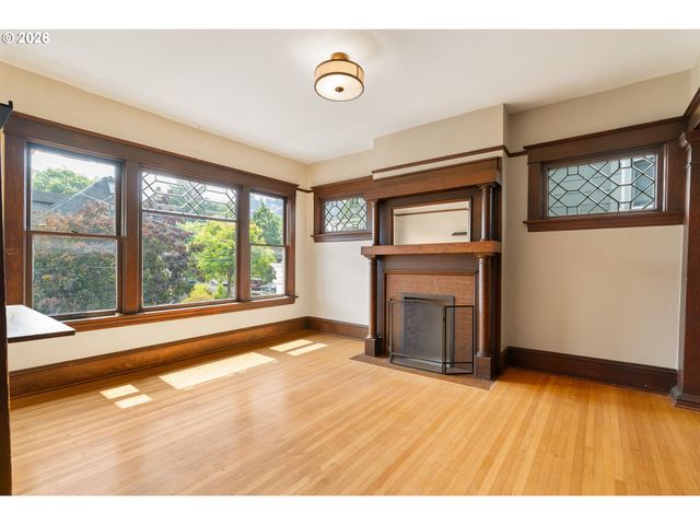 2375 Nw NORTHRUP St B, Portland, OR 97210