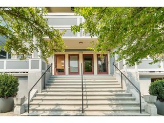 2375 Nw NORTHRUP St B, Portland, OR 97210