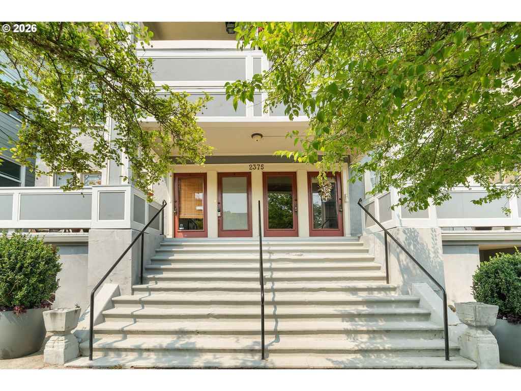 2375 Nw NORTHRUP St B, Portland, OR 97210