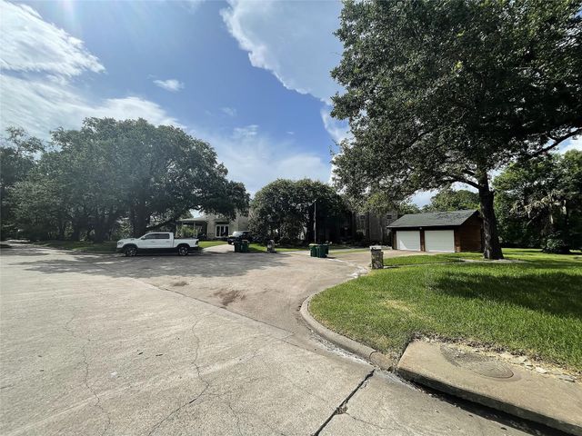 717 Quintana Roo Place, Seabrook, TX 77586
