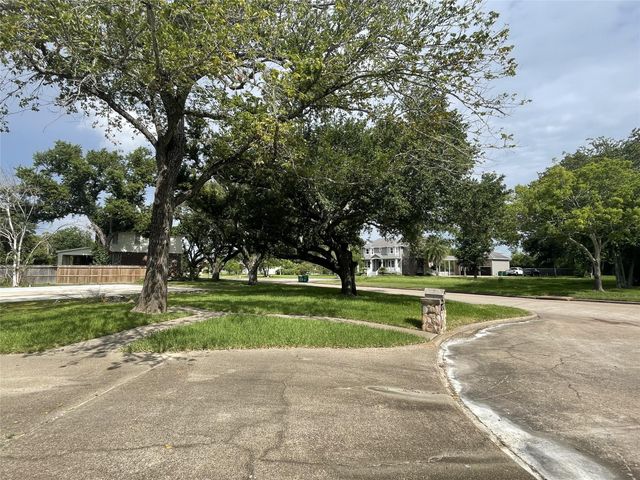 717 Quintana Roo Place, Seabrook, TX 77586