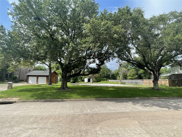 717 Quintana Roo Place, Seabrook, TX 77586
