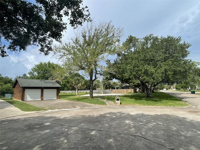 717 Quintana Roo Place, Seabrook, TX 77586