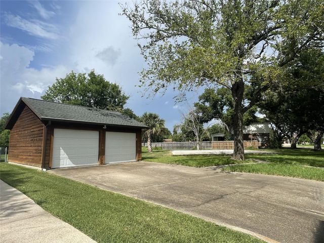 717 Quintana Roo Place, Seabrook, TX 77586