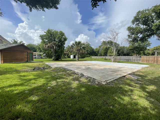 717 Quintana Roo Place, Seabrook, TX 77586