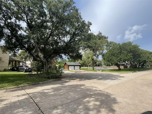 717 Quintana Roo Place, Seabrook, TX 77586