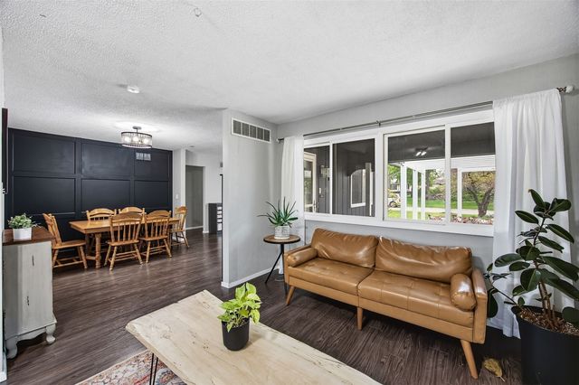 2332 Fairlane Drive NE, Cedar Rapids, IA 52402