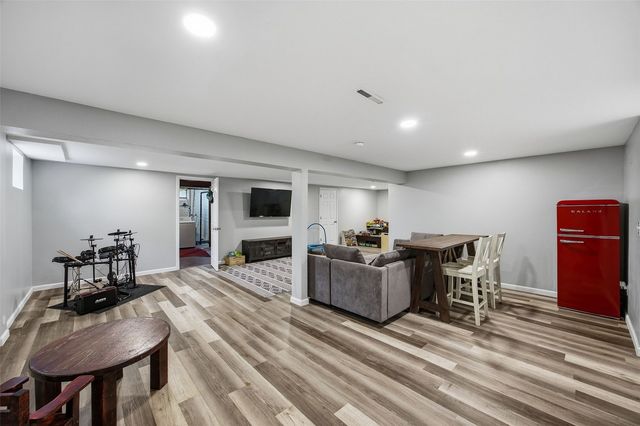 2332 Fairlane Drive NE, Cedar Rapids, IA 52402