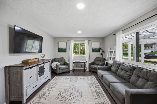 2332 Fairlane Drive NE, Cedar Rapids, IA 52402