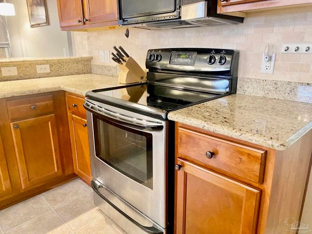 689 Mozingo Ln, Pensacola, FL 32514