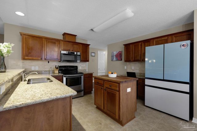 689 Mozingo Ln, Pensacola, FL 32514