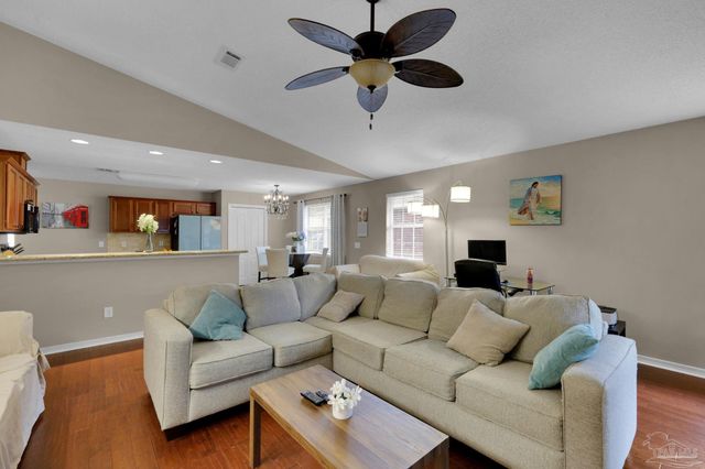 689 Mozingo Ln, Pensacola, FL 32514