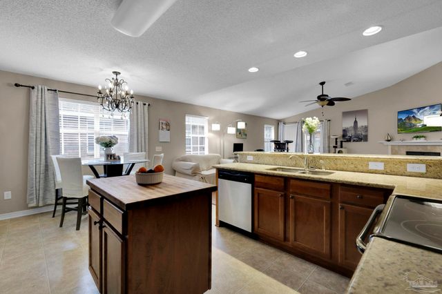 689 Mozingo Ln, Pensacola, FL 32514