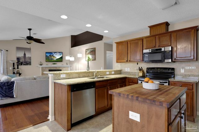 689 Mozingo Ln, Pensacola, FL 32514