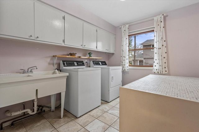 3675 S Poplar ROAD, New Berlin, WI 53151