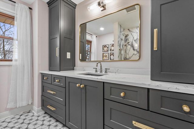 3675 S Poplar ROAD, New Berlin, WI 53151