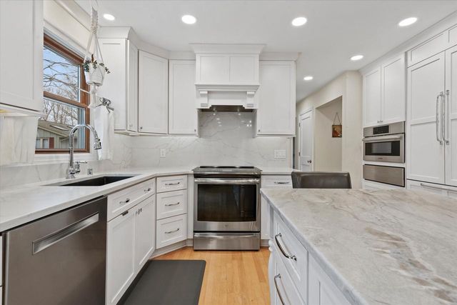 3675 S Poplar ROAD, New Berlin, WI 53151