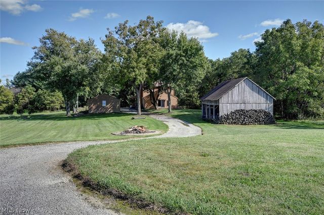 6075 Paris Avenue NE, Louisville, OH 44641
