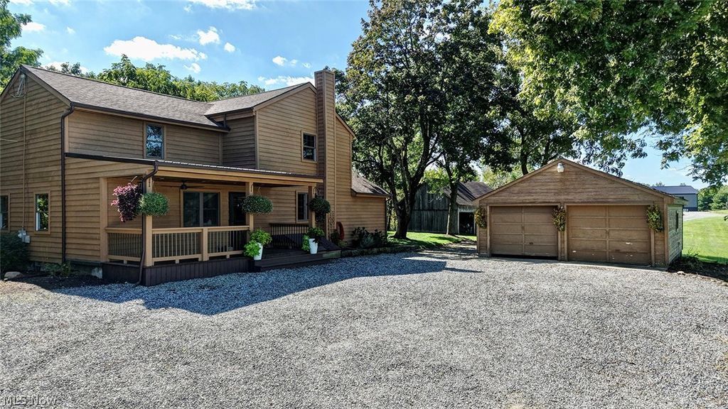 6075 Paris Avenue NE, Louisville, OH 44641