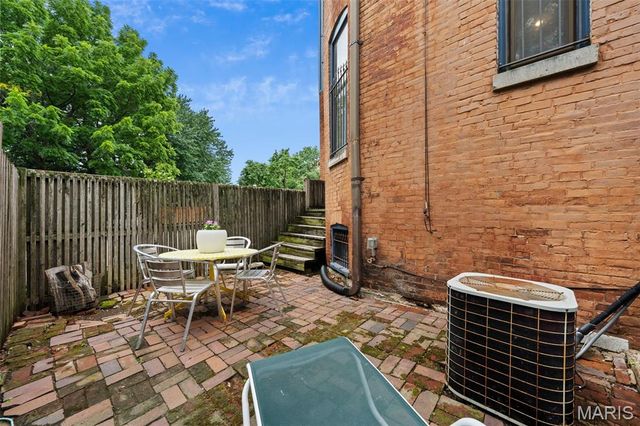 1322 S 10th Street, St Louis, MO 63104