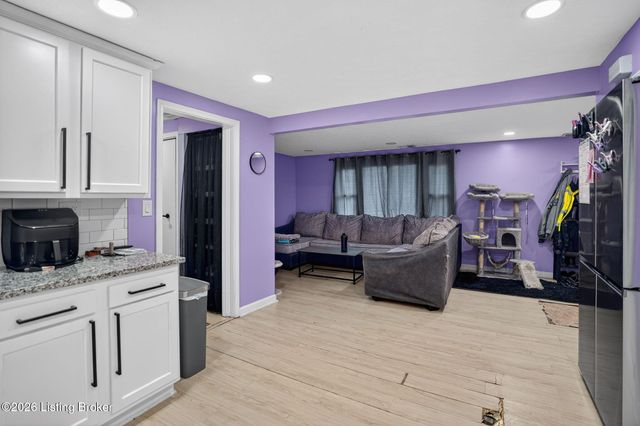 7700 Edna M Rd, Louisville, KY 40258