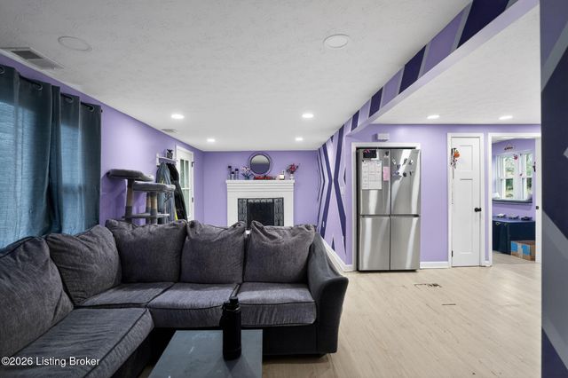 7700 Edna M Rd, Louisville, KY 40258