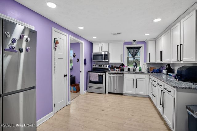 7700 Edna M Rd, Louisville, KY 40258