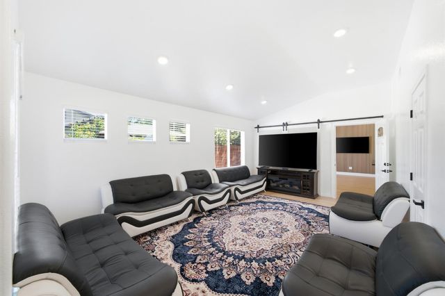 8953 Monterey Oaks Dr, Elk Grove, CA 95758