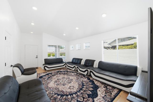 8953 Monterey Oaks Dr, Elk Grove, CA 95758