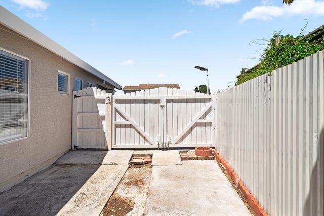 8953 Monterey Oaks Dr, Elk Grove, CA 95758