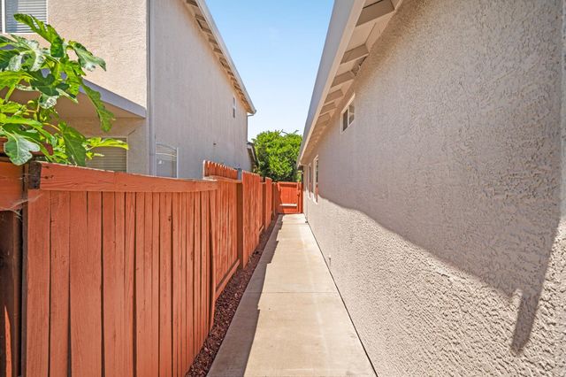 8953 Monterey Oaks Dr, Elk Grove, CA 95758